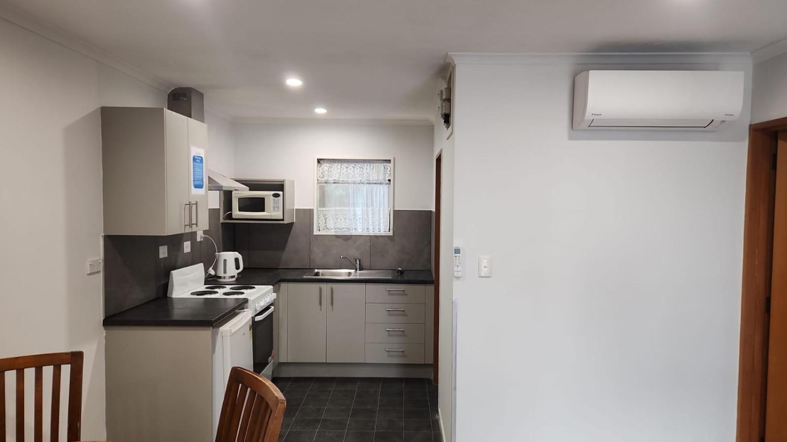 Academy Lodge Motel Ashburton Bagian luar foto